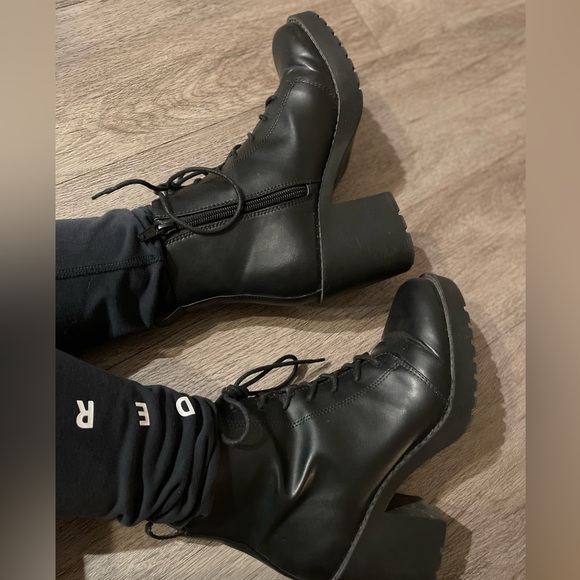 High-heeled boots - Picture 6 of 6